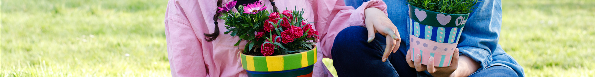 Kinder mit bemaltem Übertopf Kinder mit bemaltem Übertopf