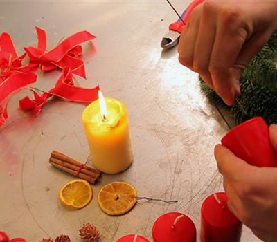 Dekoration - Anfertigen eines Weihnachtskranzes Dekoration - Anfertigen eines Weihnachtskranzes